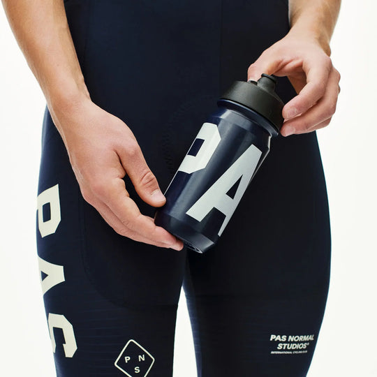 PAS NORMAL STUDIOS PAS Bidón Ciclismo Logo NAVY - La Cumbre